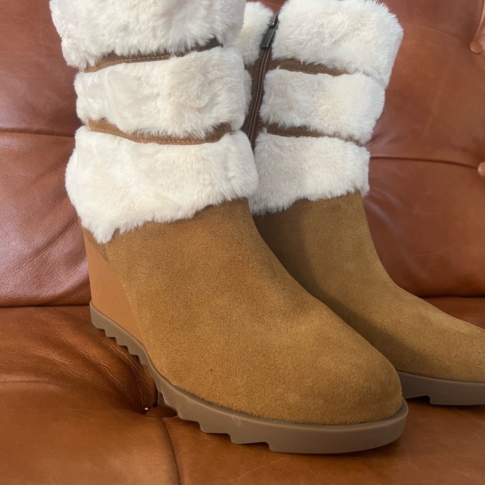 New Never Worn Koolaburra by UGG Ortholite Wedge Boots Woman Size 11 US